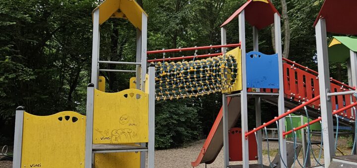 plac zabaw w parku w zabrodziu