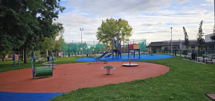 Plac zabaw przy szkole w Bielanach Wrocławskich