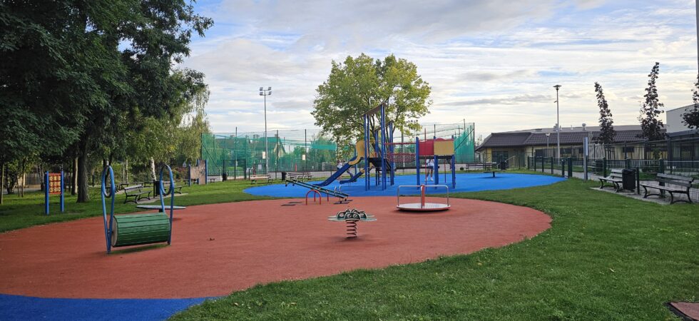 Plac zabaw przy szkole w Bielanach Wrocławskich